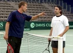 Patrik Kühnen (l), Teamchef des Deutschen Tennis-Daviscup-Teams, unterhält sich am Mittwoch (18.09.2002) bei einem Training in der Karlsruher Europahalle mit Nicolas Kiefer. Am Wochenende (20. bis 22. September) findet dort das Daviscup-Abstiegsduell gegen Venezuela statt. dpa/lsw
