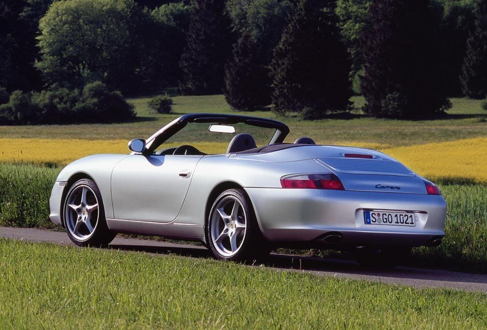 Der preiswerteste Frischluft-Elfer das Carrera Cabrio vom Typ 996 (1997 bis 2006). Es gibt Angebote unter 25.000 Euro.
