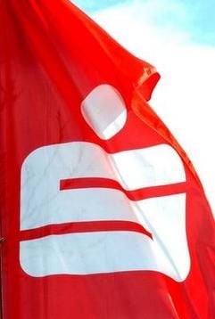 In der Debatte um Sparkassen-Übernahmen durch Privatbanken hat die Sparkasse Unna einen Gegenvorschlag gemacht. In einem Brief an Bankchef Josef Ackermann unterbreitete sie ein Kaufangebot für die beiden Deutsche-Bank-Filialen in Unna. (Foto: dpa)