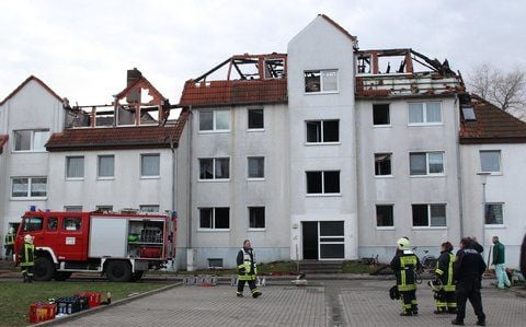 Feuerwehrleute bekämpften am 27. Oktober den Brand einer Wohnsiedlung in Westeregeln (Sachsen-Anhalt). Bei dem Großbrand mussten 50 Menschen aus ihren Wohnungen gerettet werden. (FOTO: DPA)