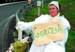 Das Foto Giuseppina Pasqualino di Marineo (33) alias «Pippa Bacca» als Tramperin an einer Straße in Italien. (Foto: dpa)