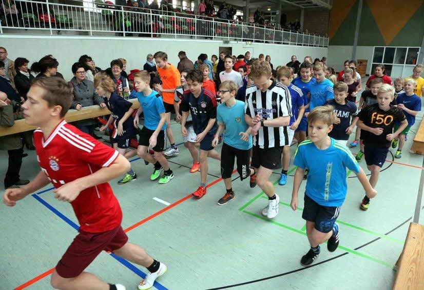 Beim Sponsorenlauf in der Gymnasium-Turnhalle drehten etwa 100 Schüler in zwei Durchgängen ihre „gewinnträchtigen“ Runden.