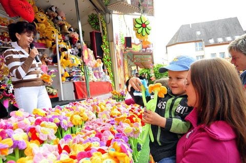 Am Blümchenstand auf dem Rummel haben die Besucher Spaß. (FOTO: ENGELBERT PÜLICHER)