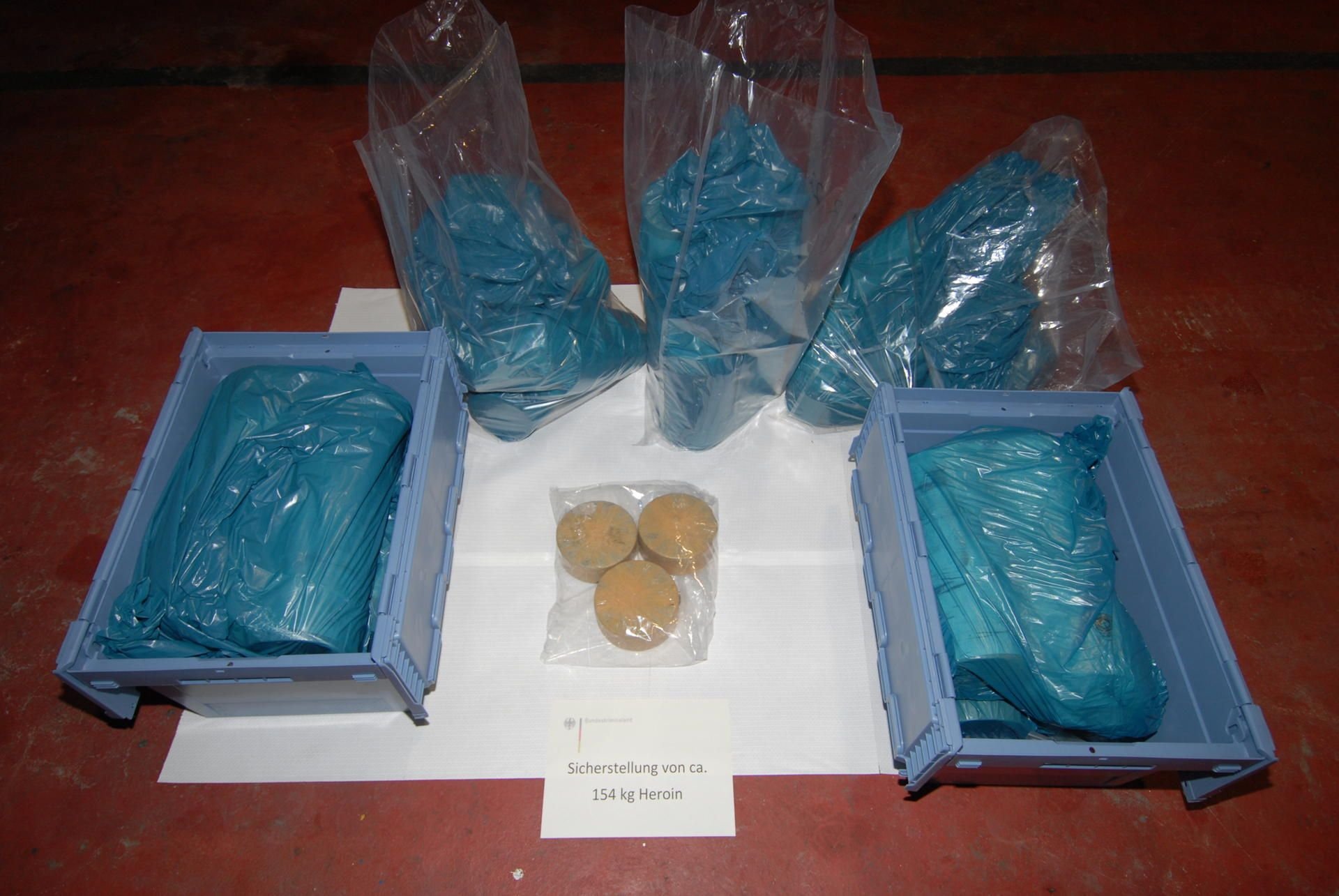 Drogenfahnder haben in zwei Lastwagen in Nordrhein-Westfalen rund 150 Kilogramm Heroin entdeckt.