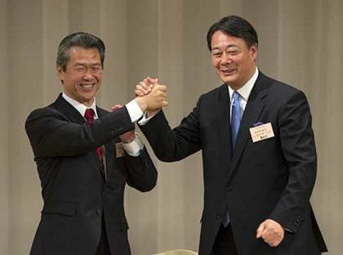 Der ehemalige Industrieminister Banri Kaieda (r.) und der frühere Verkehrsminister Sumio Mabuchi. (FOTO: DPA)