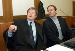 Der als Kannibale von Rotenburg bekannt gewordene Armin Meiwes (r) und sein Anwalt Harald Ermel schauen am Montag (26.01.2004) im Kasseler Landgericht auf die Besucherplätze. (Foto: dpa)