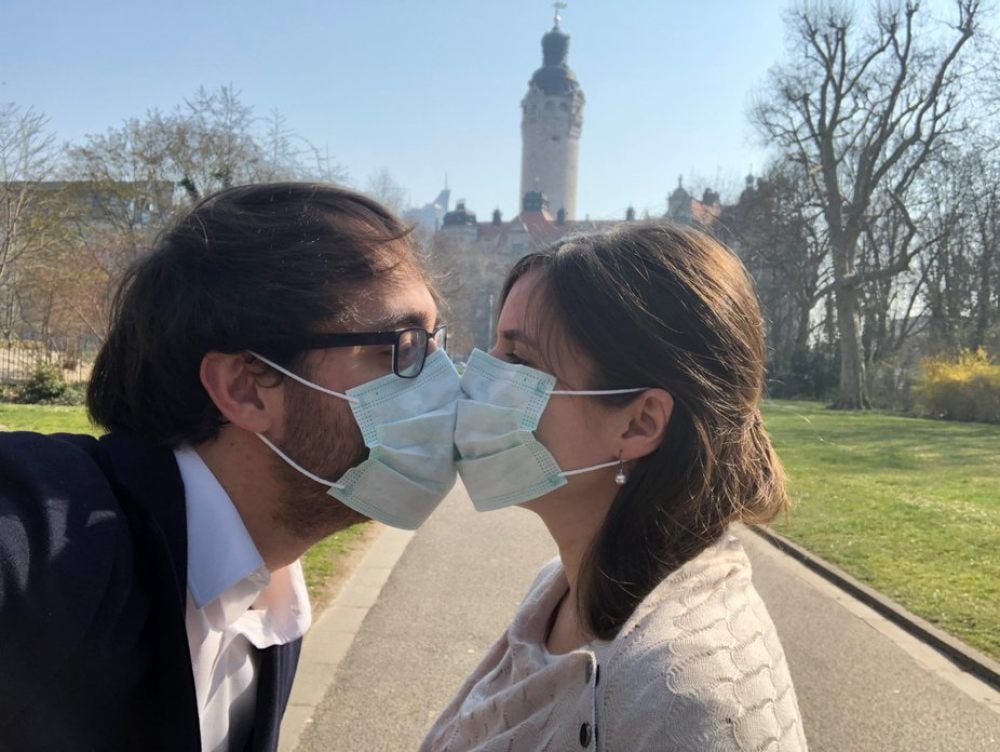 Hochzeit trotz Corona: Sophie und Jonas lassen sich die gute Laune an ihrem großen Tag nicht von der Pandemie verderben.