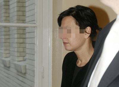 Die Angeklagte Cornelia E. betritt den Gerichtssaal im Landgericht Hamburg. Jahrelang soll sie Patienten in einer Hamburger Kinderklinik behandelt haben, ohne ihre Arztausbildung abgeschlossen zu haben. (FOTO: DPA)