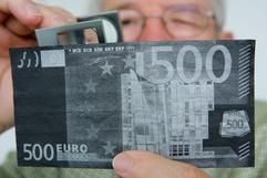 Roland Müller, Gruppenleiter der Abteilung Falschgeld der Deutschen Bundesbank, prüft im Nationalen Analysezentrum der Bundesbank in Mainz eine geschwärzte falsche 500-Euro-Banknote. (Foto: dpa)