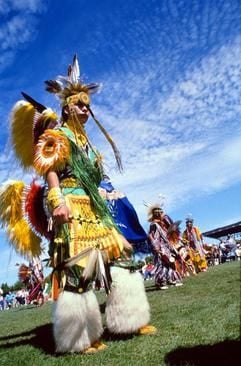 Mehr als Folklore für die Touristen - die indianischen Ureinwohner Manitobas treffen sich häufig zu religiösen Zeremonien. (Foto: dpa)