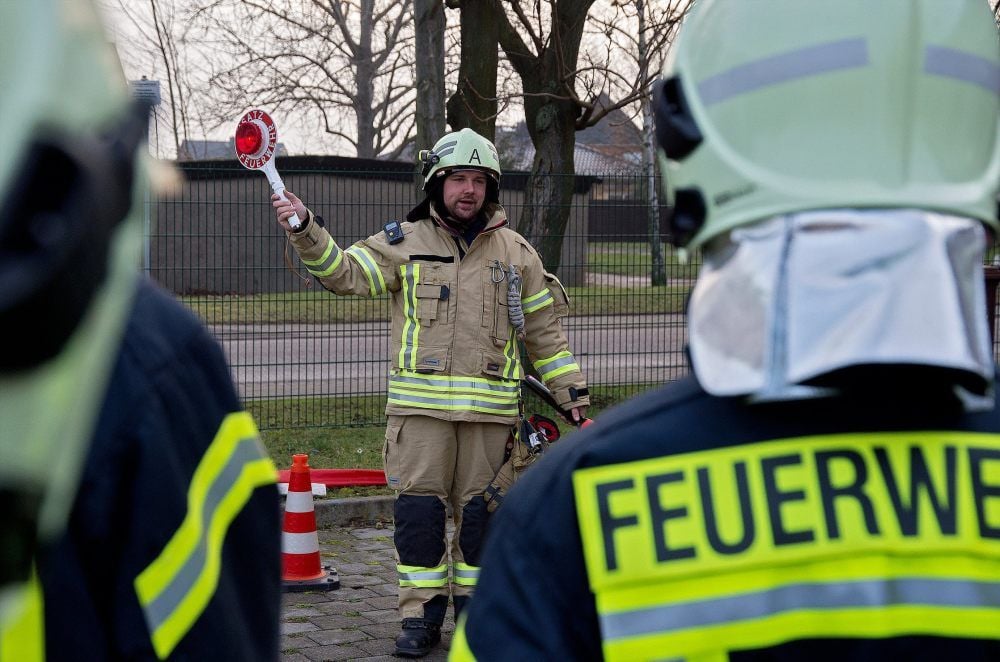 Ausbilder Martin Luther erklärt bei einem Lehrgang Feuerwehrneulingen, worauf sie beim Absperren einer Einsatzstelle zu achten haben.