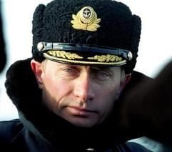 Der russische Präsident Wladimir Putin trägt die Uniform eines Marineoffiziers. (Foto: dpa)