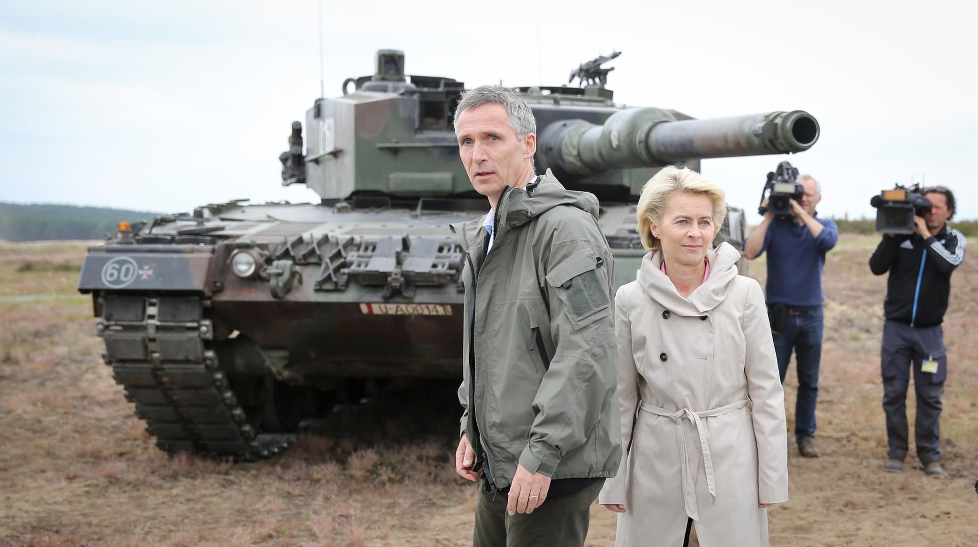Bundesverteidigungsministerin Ursula von der Leyen und Nato-Generalsekretär Jens Stoltenberg vor dem Kampfpanzer Leopard 2.
