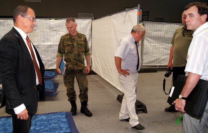 Jörg Hartmann, Stefan Lax, Jürgen Dannenberg und Michael Jahn (v.li.) schauen sich ein „Zimmer“ an.