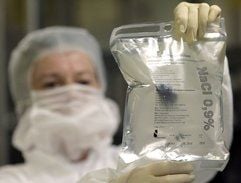 Einen Beutel mit Isotonischer Natriumchlorid-Lösung hält in der Serumwerk AG in Bernburg (Salzlandkreis) eine Laboratin in ihren Händen. (Foto: dpa)