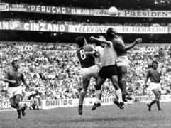 Der deutsche Torjäger Gerd Müller (helles Trikot) wird von den italienischen Gegenspielern Roberto Rosato (Nr. 8) und Tarcisio Burgnich (2. v.r.) in die Zange genommen. Die italienischen Akteure Pierlugi Cera (l) und Mario Bertini (r, hinten) schauen zu. (Foto: dpa)