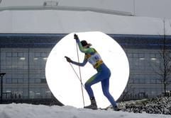 Eine Teilnehmerin eines Vorlaufes läuft beim Biathlon World Team Challenge an einem beleuchteten Ballon vor der Arena AufSchalke in Gelsenkirchen vorbei. Bereits zum dritten Mal verwandeln 24 Top-Skijäger und mehr als 50 000 Zuschauer die ausverkaufte Arena AufSchalke in «Deutschlands Biathlon-Mekka». (Foto: dpa)