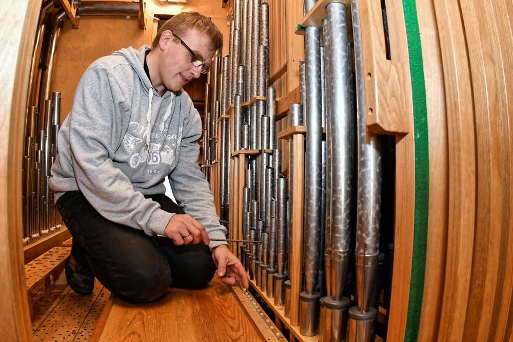 Jede einzelne Pfeife der Eule-Orgel wird von Orgelbauer Michael Friedel ausgebaut.