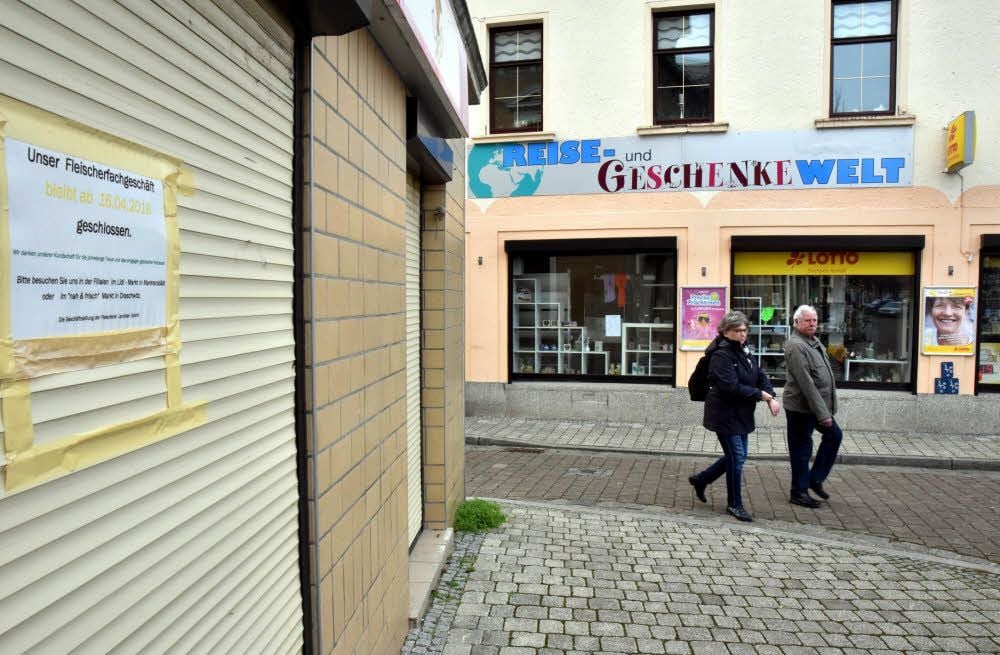 Links ist das geschlossene Fleischerfachgeschäft am Lützener Markt. Der Post-Shop in der Reise- und Geschenke-Welt muss demnächst schließen.