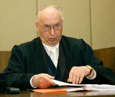 Attila Teuchtler, Rechtsanwalt des Angeklagten Polizeibeamten Andreas S., blättert am Donnerstag im Bundesgerichtshof (BGH) in Karlsruhe im Rahmen des Prozesses um den Tod des afrikanischen Asylbewerbers Oury Jalloh in einer Dessauer Polizeizelle in seinen Unterlagen. (FOTO: DDP)