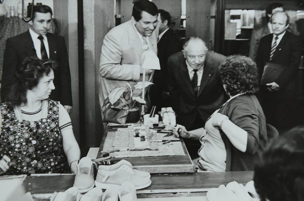 Joachim Lezoch (links) begleitet Stasi-Chef Erich Mielke in den 80er Jahren beim Werksbesuch in Weißenfels.