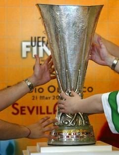 UEFA-Pokal in der National Bank in Sevilla (Foto: dpa)