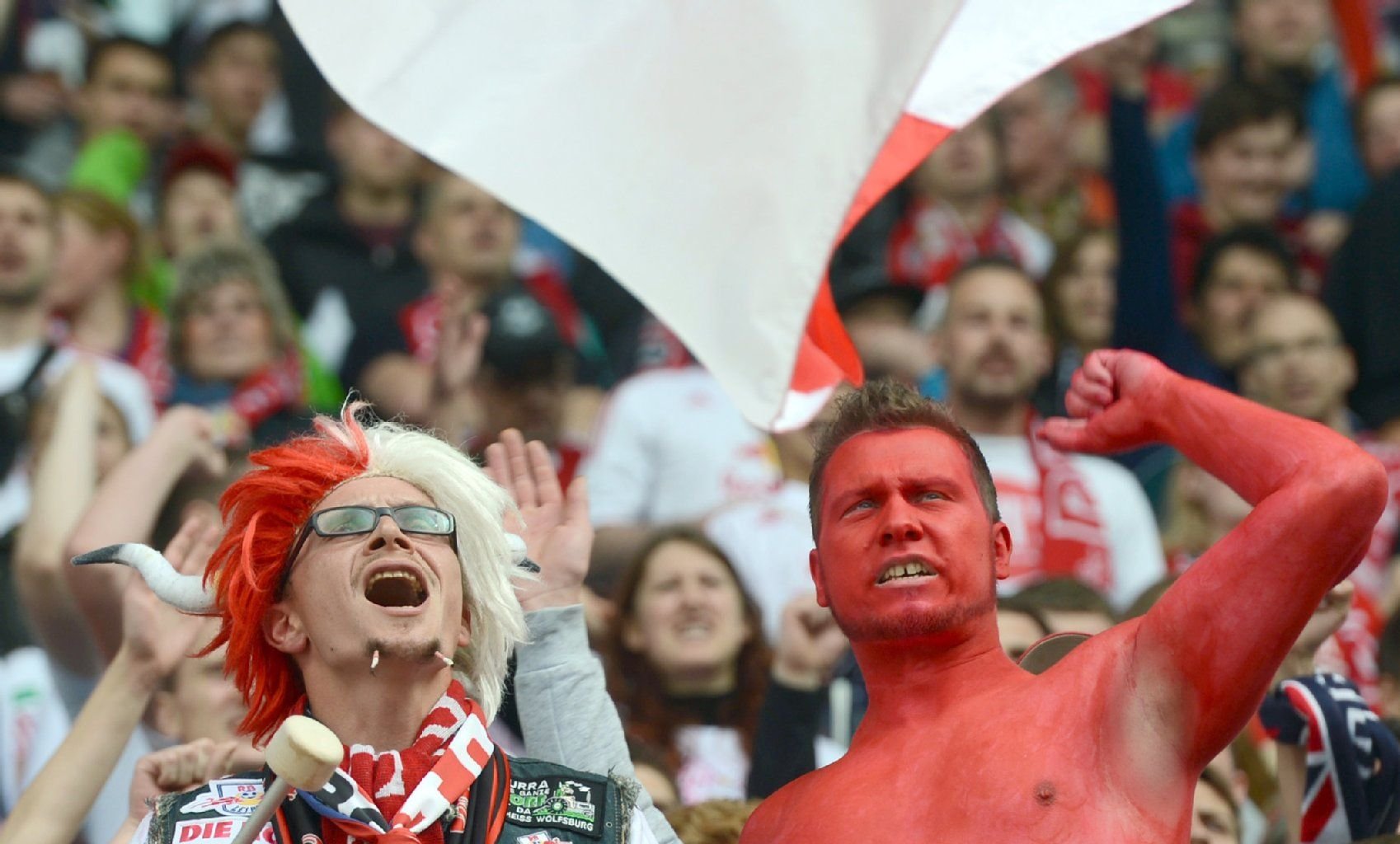 Fans von RB Leipzig feuern ihre Mannschaft an