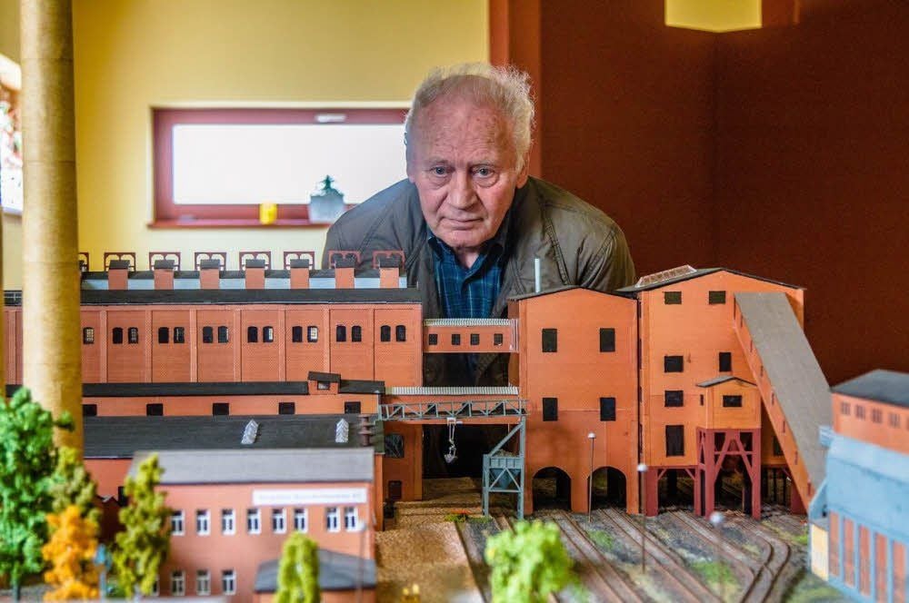 Mann und Werk. Gerhard Hüttich hat in vierjähriger Arbeit die Bergwitzer Brikettfabrik nachgebaut.