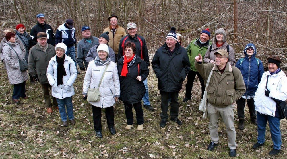 Der Naturschutzbeauftragte Siegfried Walter (3. v. r.) führte am Samstag fast 40 Naturliebhaber durch die Sprohne in Nienburg.