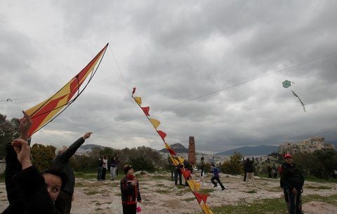 Während im Ägäischen Meer der Sturm aufzog, amüsierten sich auf dem Philopapposhügel (im Hintergrund die Akropolis) in Athen die Menschen beim Drachensteigen. (FOTO: DAPD)