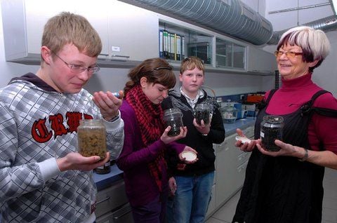 Einmal an Bodenproben schnuppern dürfen Markus Döring, Lisa Peisker und Steven Mario Pyka im Umweltlabor von Kläre Drahn (v.l.). (FOTO: HARTMUT KRIMMER)
