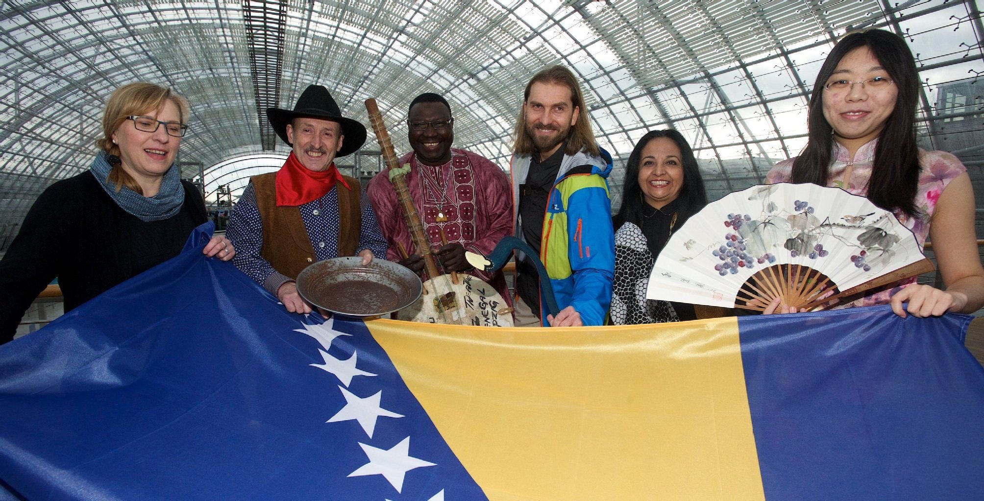 Sechs Menschen, sechs Kontinente (v.l.): Heike König (Europa), Hartmut Halang (Nordamerika), Gibba Karafa (Afrika), Daniel Lässig (Australien), Elena Arriaza (Südamerika) und Liu Tong (Asien) in Leipzig