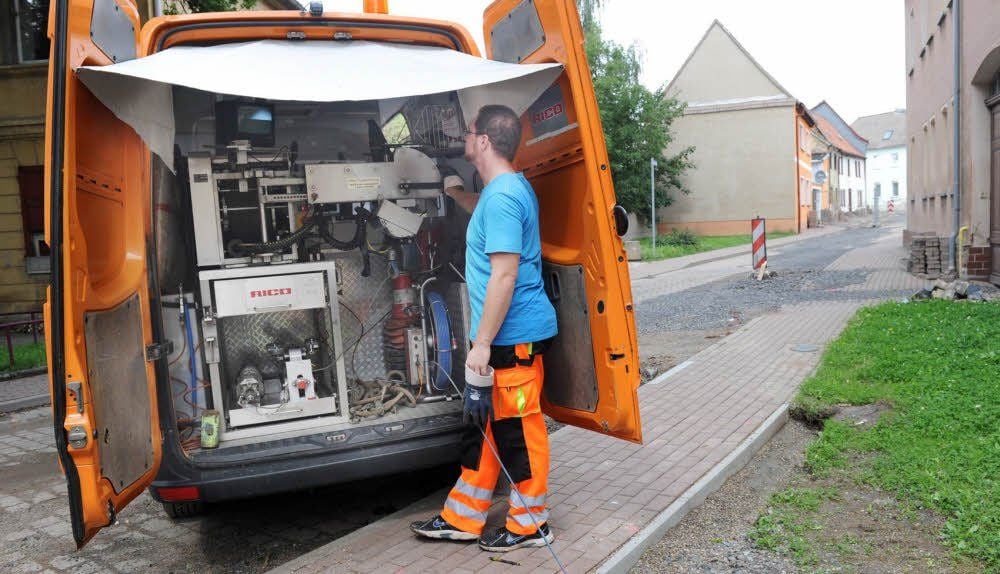 Marco Wagner kontrolliert in Sandersleben mit einer beweglichen Kamera die neu verlegten Abwasserleitungen und Hausanschlüsse.