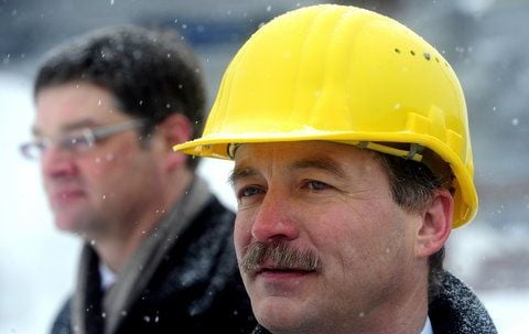 Der sächsische Wirtschaftsminister Sven Morlok (FDP, r.) steht am in Dresden mit einem Bauhelm auf dem Kopf. (FOTO: DAPD)