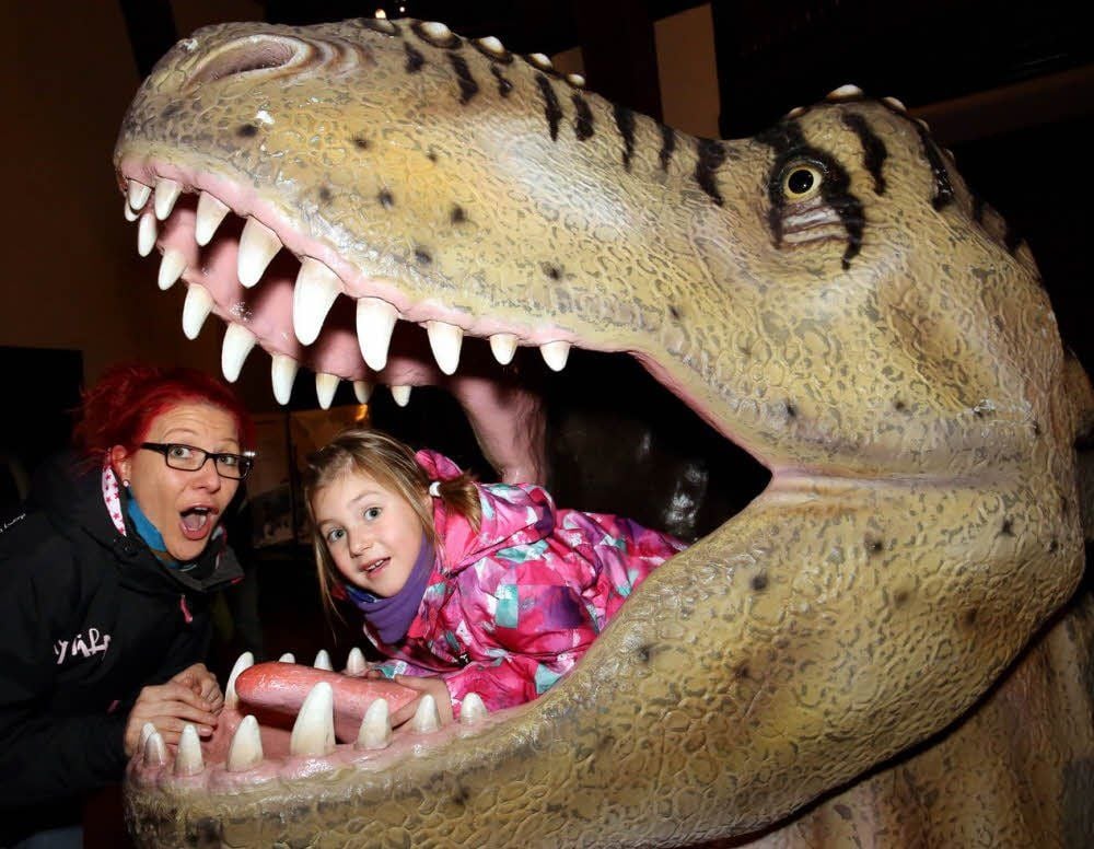 Gitte Woltemath wagte sich mit ihrer sechsjährigen Tochter Lucy ins Maul eines Tyrannosaurus-Rex.