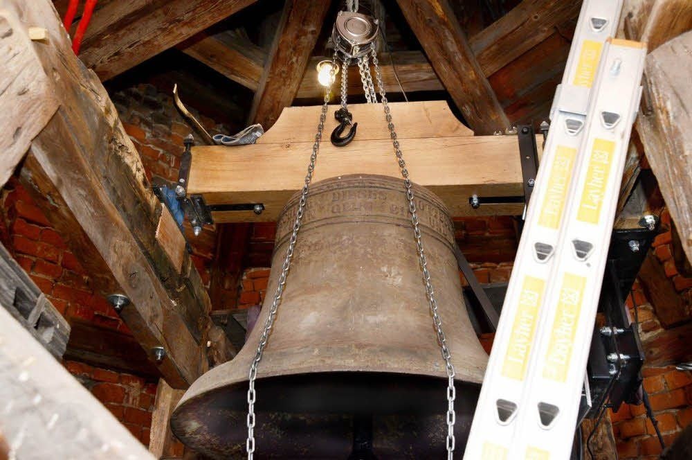 Das Joch der mittleren Glocke wurde erneuert, es ist massives Eichenholz.