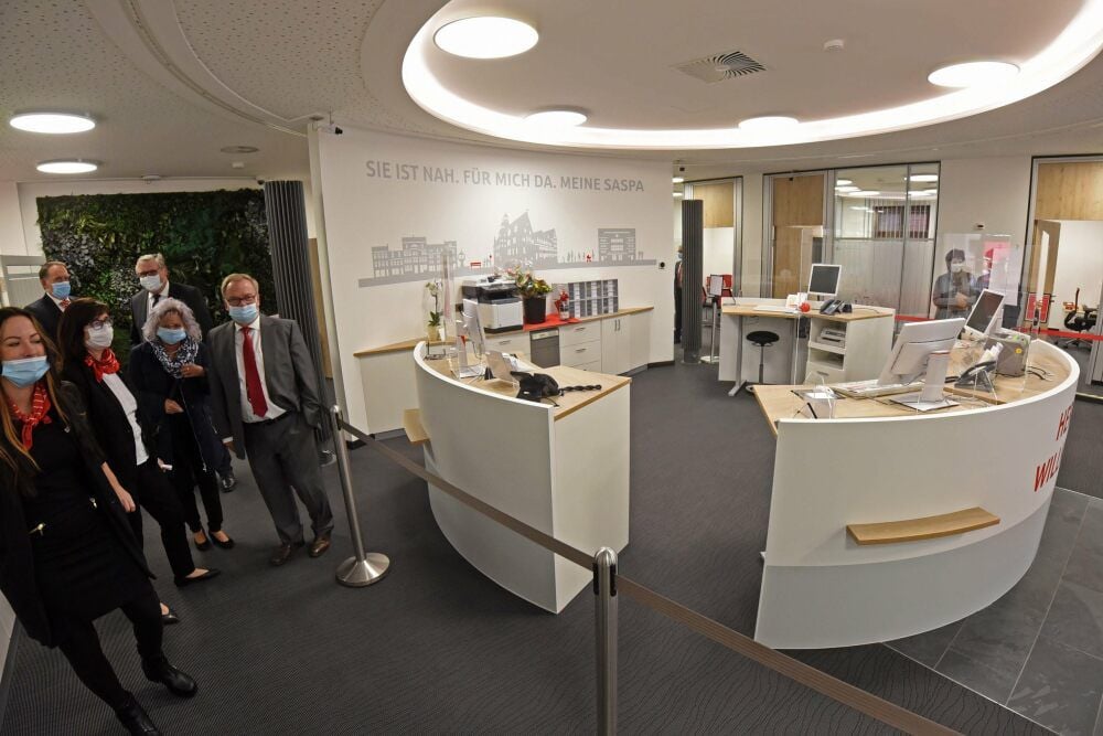 Hell und freundlich begrüßt die Filiale der Sparkasse am Markt in Aschersleben die Kunden.