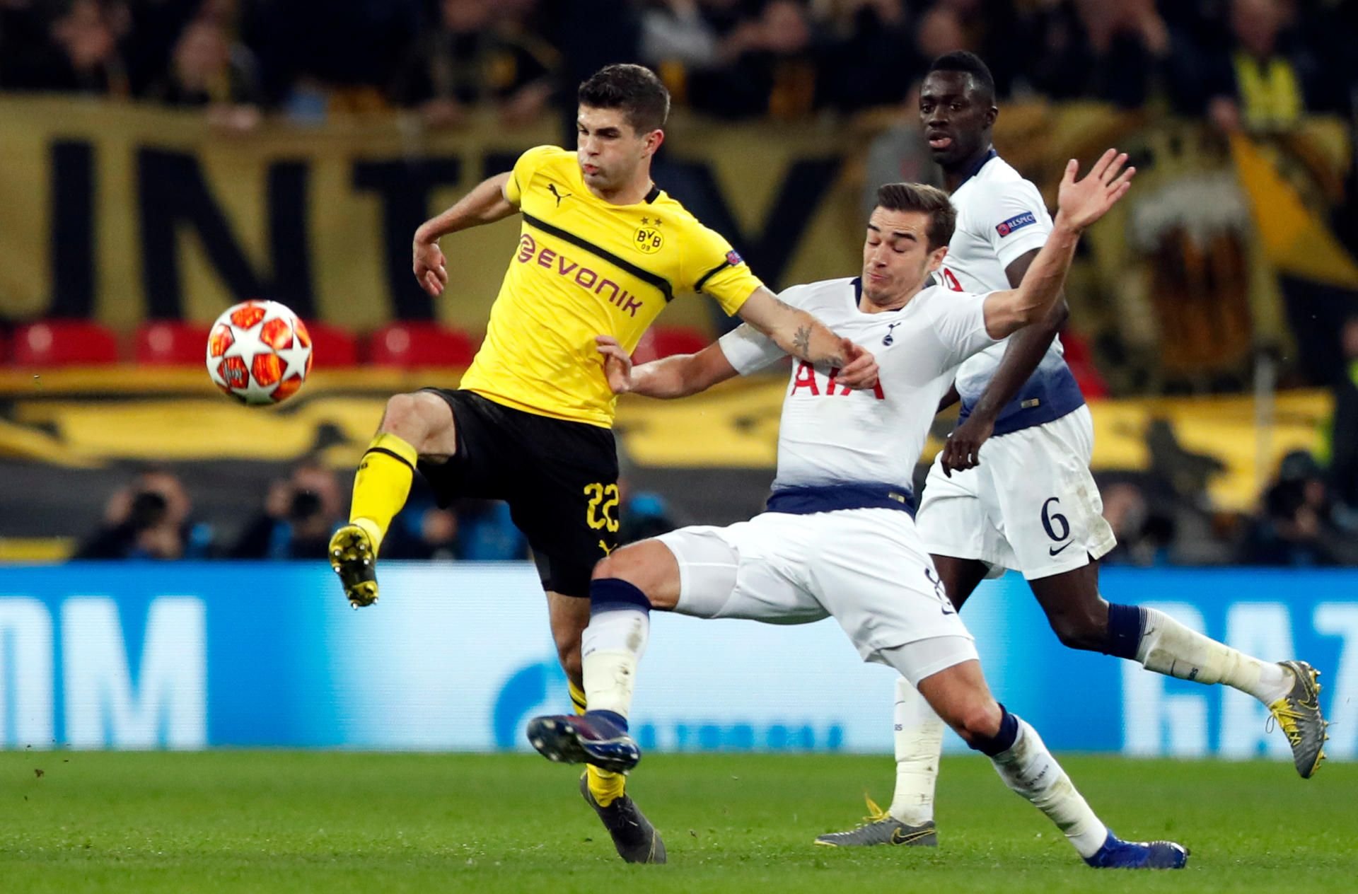 Christian Pulisic im Duell mit Harry Winks