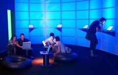 Besucher der Ars Electronica sitzen am Samstag (06.09.2003) im O.K. Centrum für Gegenwartskunst in Linz auf Lastwagenschläuchen und betrachten auf Laptops die prämierten "u19 freestyle computing"-Werke in der Kategorie "Cyberarts 2003". Die Preisverleihung an die Gewinner der Jugendkategorie "cybergeneration" der Ars Electronica findet am Dienstag in Linz statt. Die 24. Ars Electronica (6.-11.9.2003) steht unter dem Motto: "Code - The Language of Our Time" und gilt als das bedeutendste Festival für elektonische Medienkunst in der Welt. (Foto: dpa)