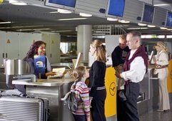 Gleich kommt der Koffer in die Sortieranlage: Manche Fluggesellschaften wie die Condor nahmen beim Einchecken auch Sportgepäck ohne Zusatzkosten in Empfang. (Foto: dpa)