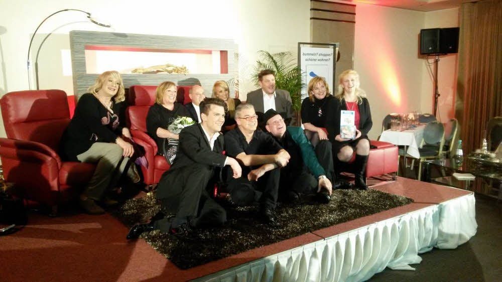 Nach dem Showtalk vereint: (hinten v.l.n.r.) Lilo Wanders, Angelika Mann, Gregor Gysi, Annemarie Eilfeld, Moderator André Holst, NH-Chefin Claudia Schwalenberg, Sabine Stelzner von der Mukoviszidose Selbsthilfe Sachsen-Anhalt sowie (vorn v.l.) Enrico Scheffler, Wolfgang-David Sebastian und Arno-Udo Pfeiffer vom Theater Grüne Zitadelle Magdeburg.