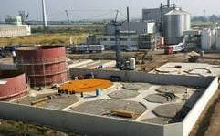 Silos entstehen auf der Baustelle des zweiten Bio-Ölwerkes im Industriegebiet Rothensee in Magdeburg. Die ostdeutsche Industrie blickt optimistisch in dienähere Zukunft. (Foto: dpa)