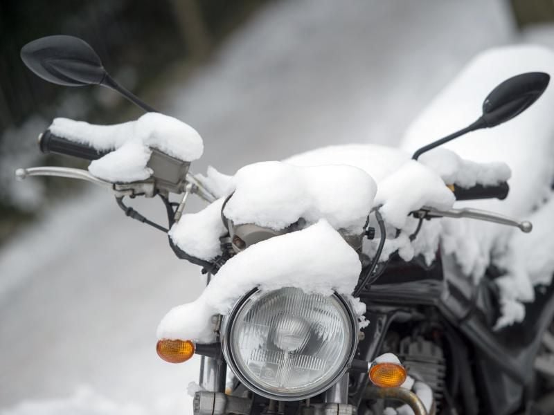 Motorräder vertragen Schnee und Kälte, Batterie aber nicht. Foto: Arno Burgi/dpa