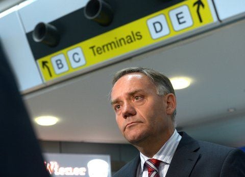 Rainer Schwarz, der jetzt entlassene Geschäftsführer der Flughafen Berlin Brandenburg GmbH, steht am 9. Oktober 2012 im Terminal A des Flughafens Tegel in Berlin. (FOTO: DPA)