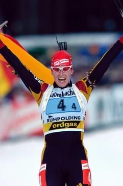 Die deutsche Schlussläuferin Kati Wilhelm jubelt am Mittwoch (14.01.2004) nach dem Staffelwettkampf 4 x 6 km der Frauen beim Biathlon-Weltcup im oberbayerischen Ruhpolding im Ziel über den Sieg. Die deutsche Staffel gewann vor Russland und Norwegen. (Foto: dpa)