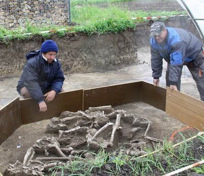 Archäologen sichern das Massengrab aus der Jungsteinzeit.