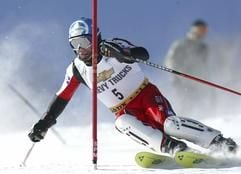 Der Österreicher Rainer Schönfelder umfährt beim World Cup in Park City ein Hindernis. (Foto: dpa)