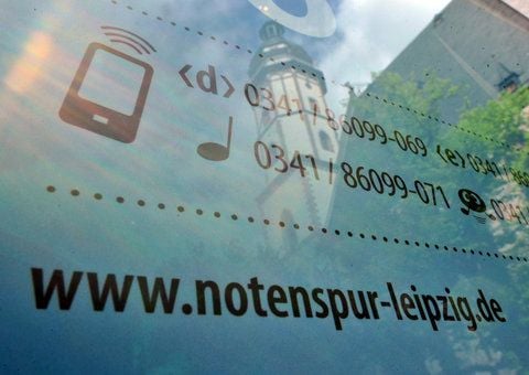 Eine Tafel weist neben der Thomaskirche Leipzig auf einen Punkt der Leipziger Notenspur hin. (FOTO: DPA)