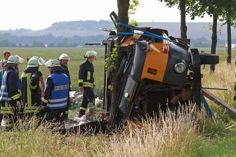 Bei einem schweren Verkehrsunfall am Mittwoch (04.07.2012) auf der K 1355 zwischen Schmatzfeld und Veckenstedt im Landkreis Harz sind zwei Männer ums Leben gekommen, ein weiterer Mann wurde schwer verletzt. (FOTO: DPA)