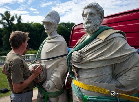 Das kostbare Ensemble aus Marmor-Balustrade und Seelöwenfontäne im Sizilianischen Garten im Park Sanssouci erstrahlt nun wieder komplett in neuem Glanz. (FOTO: DPA)